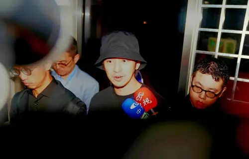 ▲10月22日藝人閃兵案被告陳柏霖複訊50萬交保。（圖／記者林敬原攝）