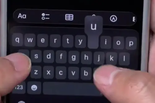 ▲NekoMichi發現，自己在輸入字母「U」的時候，手指明明按對了，但是在蘋果判定輸入的字母卻是「J」。（圖／YT@NekoMichi）
