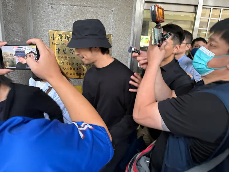 ▲陳柏霖（中）離開新北地檢署，受訪時為閃兵微笑感謝謝檢察官，讓他面對年少時的荒謬選擇，最後以50萬交保。（圖／記者蘇詠智攝）