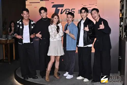 ▲棒棒堂才剛以《來吧！哪裡怕》拿下金鐘獎實境節目主持人獎，阿緯在慶功宴上打包票稱6棒免役合情合理，當時小杰坐在最邊邊，摳手、表情嚴肅的樣子也在媒體面前曝光。（圖／NOWNEWS攝影中心）