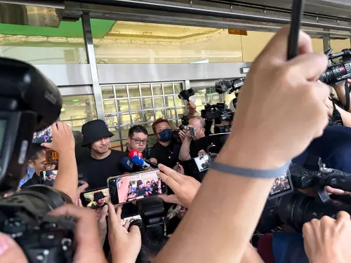 ▲陳柏霖（左二）受訪時脫下口罩、露出微笑，並沒有太失態。（圖／記者蘇詠智攝）