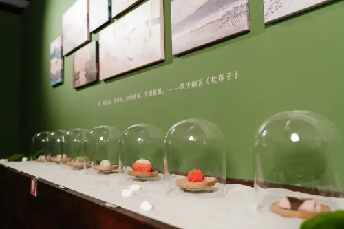 ▲坪林茶博館「烹茶煨鴨腳」特展以精巧食物模型復刻難得一見的古代茶食，並運用浮空旋轉展示及羊毛氈工藝呈現日本和菓子與臺灣茶食造型之美