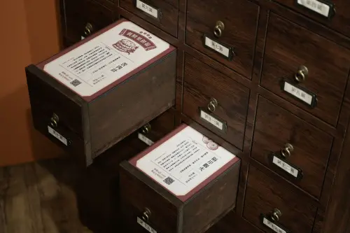 ▲「烹茶煨鴨腳」茶食文化特展設計多款豐富有趣的互動遊戲，觀眾可以向糕餅祖師爺諸葛孔明，求取充滿智慧謀略的糕餅食譜