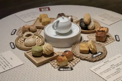 ▲展場以精巧食物模型復刻難得一見的古代茶食，運用羊毛氈工藝呈現茶食造型之美