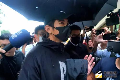 賈靜雯喊「孩子見修杰楷上銬嚇壞」被打臉！律師曝警暖心舉動
