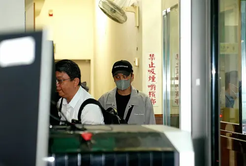 ▲Energy書偉複訊後50萬元交保，並未回答記者提問。（圖／記者林敬原攝）