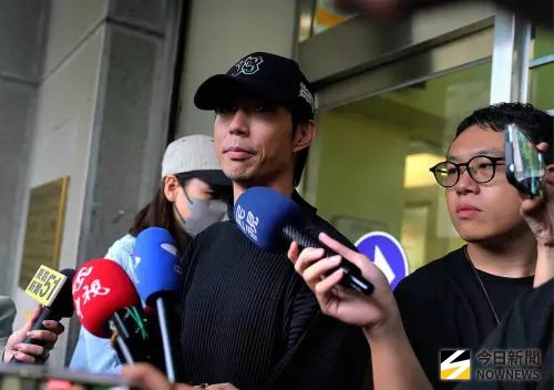 ▲棒棒堂小杰涉嫌閃兵35萬交保，離開地檢署時為他「年輕時犯錯」公開致歉。（圖／記者林敬原攝）