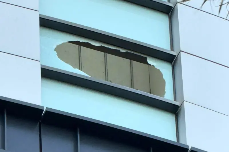 ▲台中新光三越8樓外牆玻璃超狂風吹破，對此新光三越也出面回應了。（圖／翻攝自Threads ＠2009alegria）