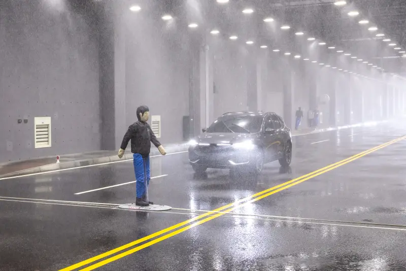 ▲「智慧車電自駕車場域」可以提供超大豪雨、濃霧、隧道或高架橋等情境下，讓車廠可以針對各類條件調整，推升台灣自駕技術。（圖／車輛中心提供）