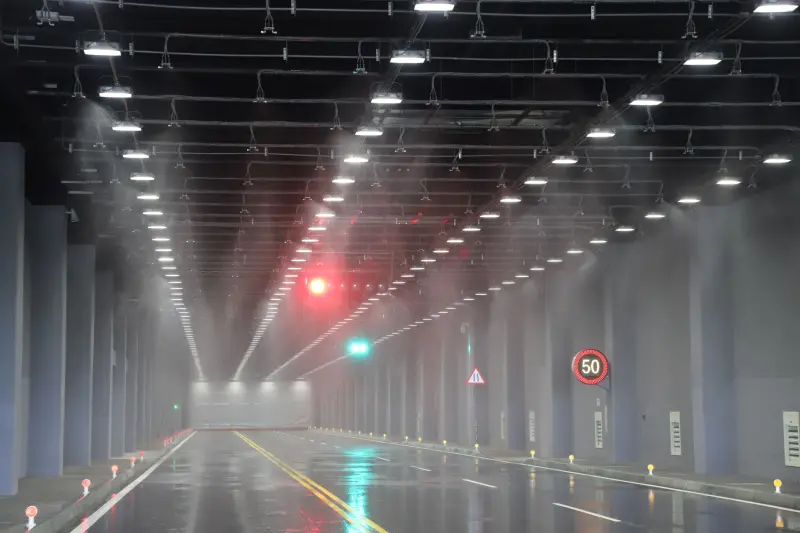 ▲車輛中心王正健董事長指出,本次完成的「天候環境隧道測試區」與「自駕車高架道路測試區」,可呈現降雨、濃霧、日照與逆光等多元天候。(圖/車輛中心提供)