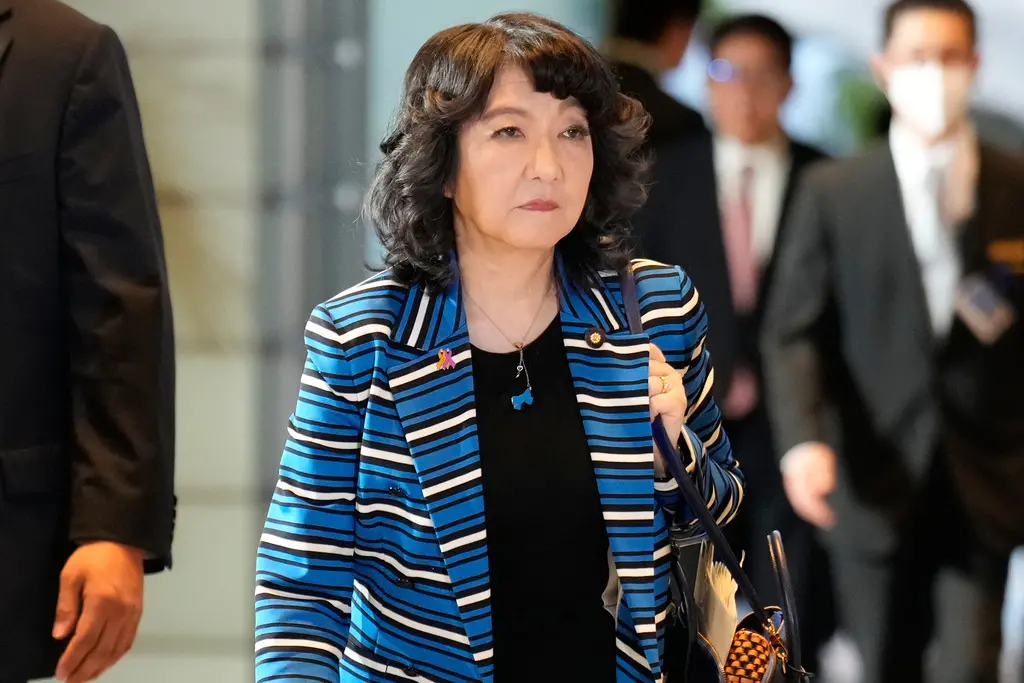 ▲日本新任財務大臣片山皋月是日本史上首位女性財務大臣，日本同時迎來首位女首相與首位女財相。（圖／美聯社／達志影像）