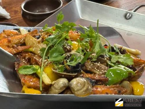 ▲招牌菜色如「麻辣鐵鍬海鮮」，以鮮香與辣勁交織出層次豐富的口感，饕客必點。（圖／記者金武鳳攝，2025.10.21)