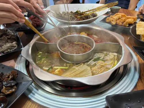 ▲十三涮湯底是以20多種天然辛香料，以及中藥材長時間熬製，湯頭溫潤香辣、不死鹹、不嗆喉，展現出重慶火鍋講究層次的靈魂滋味。（圖／記者金武鳳攝，2025.10.21)