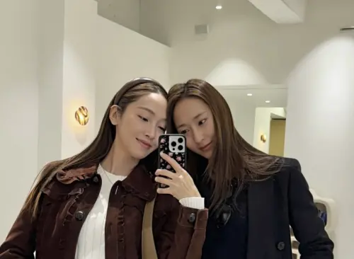 ▲Krystal（右）與Jessica（左）曾合體拍攝《Jessica & Krystal》展現真實日常，姊妹情深令人羨慕。（圖／翻攝自IG@jessica.syj）