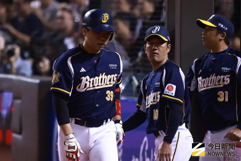 ▲受到大雨影響，明（22）日台灣大賽G4恐怕無法順利進行，對此兄弟總教練平野惠一表示，已經有想法，但仍要先過今日這關。（圖／記者葉政勳攝,2025.10.21）