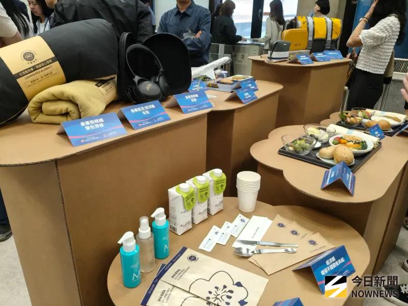 ▲本次永續示範航班在旅客與餐飲用品設計上，融入多項環保元素。（圖／記者許若茵攝）