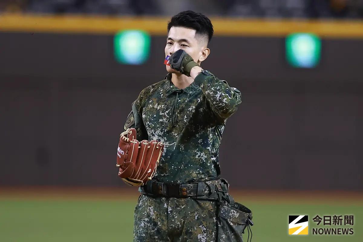 台灣大賽／光復救災陳保宏士官長開球！暖心分享為何贈帽小女孩