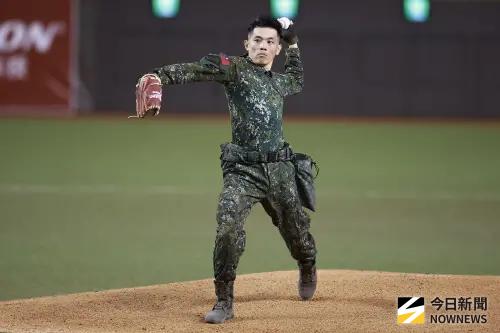 ▲曾赴花蓮光復鄉救災陳保宏士官長受邀擔任台灣大賽G3開球嘉賓。（圖／記者葉政勳攝,2025.10.21）