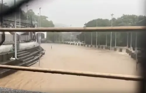 東吳大學網球場被黃褐水淹沒慘況曝光　學長：這算小的了
