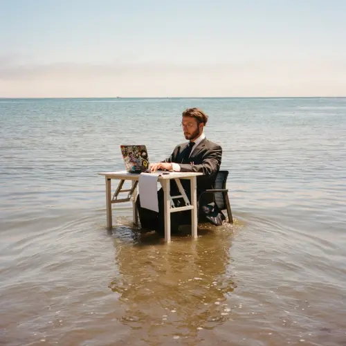 ▲bbno$（如圖）同名專輯《bbno$》，融合了嘻哈、流行與電子元素，收錄多達21首歌曲。（圖／Phil Basaric提供）