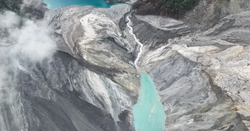 ▲花蓮又有新堰塞湖　晚間7點多溢流！「這村落」恐成孤島急撤離。（圖／林業保育署花蓮分署提供）