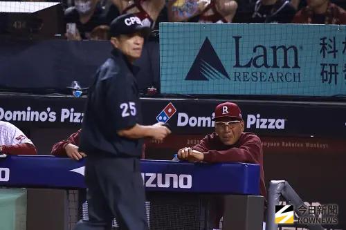 ▲中信兄弟詹子賢敲出深遠飛球被判界外，兄弟提出挑戰卻無畫面，古久保健二苦笑。（圖／記者葉政勳攝,2025.10.21）