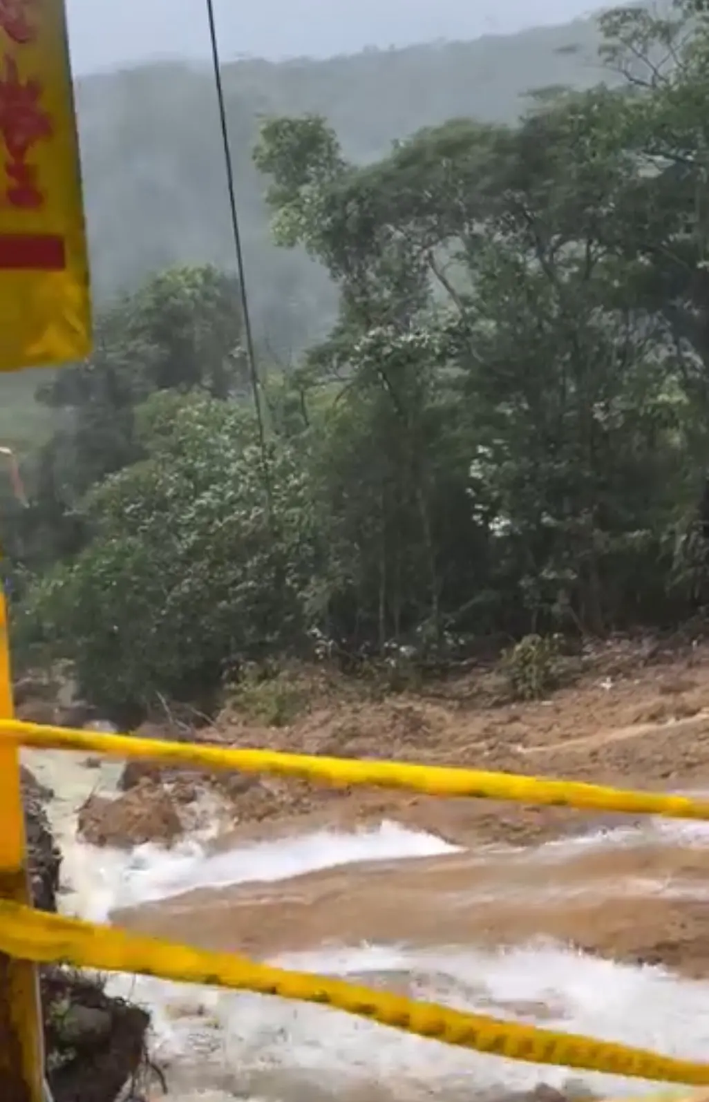 新北汐止「這區」土石坍方 路面缺一塊！公所到場急拉封鎖線