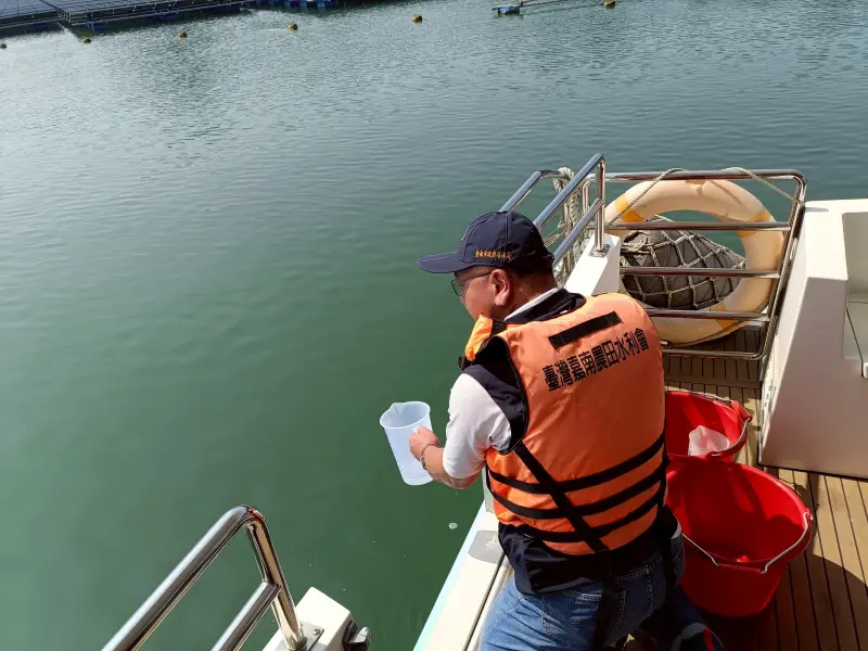 ▲ 針對外界關切烏山頭淨水場水質一事，南市府環保局今（21）日強調，依規定檢測烏山頭、曾文及潭頂等三處淨水場自來水水質，結果皆符合飲用水檢測分析標準，請民眾放心。（圖／南市府環保局提供）