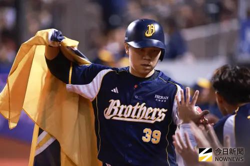 ▲中華職棒總冠軍賽game3中信兄弟外野手詹子賢在二局上敲出陽春全壘打。（圖／記者葉政勳攝 ,2025.10.21）