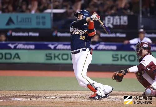 ▲中華職棒總冠軍賽G3中信兄弟外野手詹子賢在二局上敲出陽春全壘打。（圖／記者葉政勳攝 ,2025.10.21）