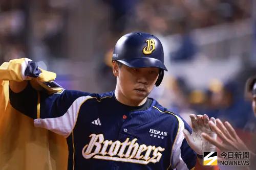 ▲中華職棒總冠軍賽game3中信兄弟外野手詹子賢在二局上敲出陽春全壘打。（圖／記者葉政勳攝 ,2025.10.21）