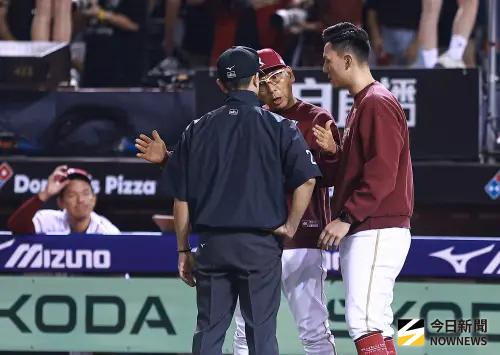 ▲張為瀚（右）眼中的古久保健二與球員相處融洽，一上場卻轉換模式，只要選手有做錯，會直接提出來。（圖／記者葉政勳攝 ,2025.10.21）