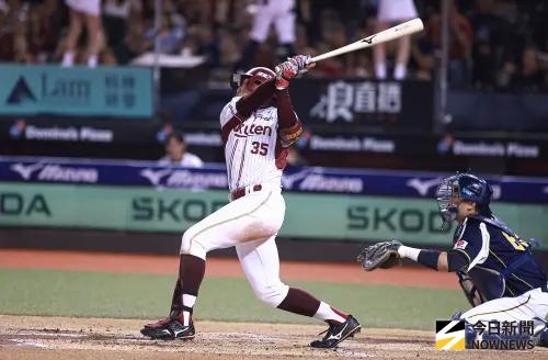 ▲樂天桃猿外野手成晉在總冠軍賽game3繳出3安猛打賞。（圖／記者葉政勳攝 ,2025.10.21）