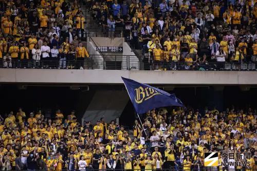 ▲若賽程被迫延後，中信恐怕將失去假日優勢，改打平日夜間，對進場人數與主場氣勢皆可能產生負面影響。（圖／記者葉政勳攝 ,2025.10.21）