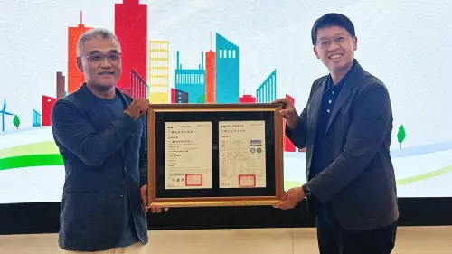 ▲「宏福悦接待中心」榮獲全台首座「翡翠級減碳認證」接待中心殊榮，財團法人臺灣營建研究院院長邱建國（右）親自頒證，由海悅機構總經理王俊傑（左）代表接受。（圖／記者陳美嘉攝，2025.10.21）
