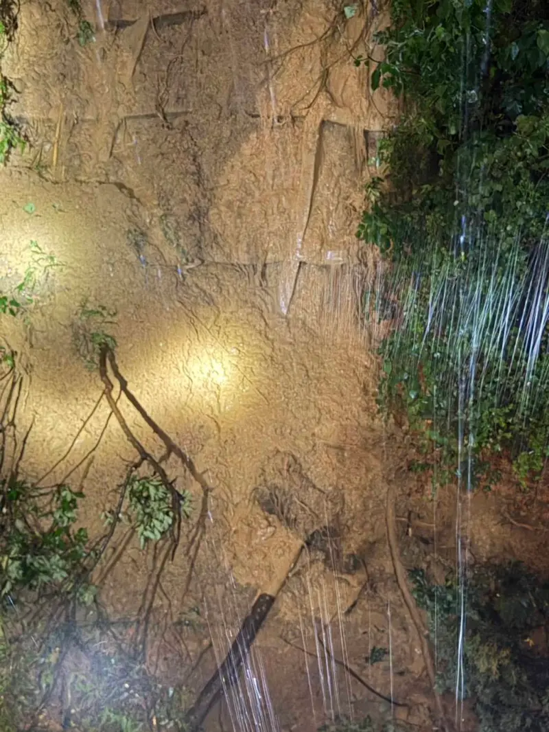 ▲豪雨狂炸！北市文山區土石流，緊急疏散緊急疏散6戶共14人。（圖／翻攝畫面）