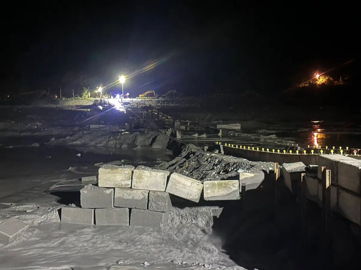 ▲鳳凰颱風接近！馬太鞍溪紅色警戒，三要道緊急封閉管制時間一次看。（圖／行政院提供）