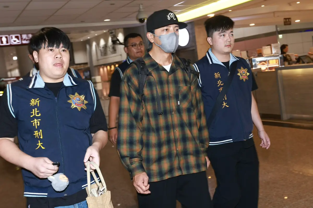 影／一落地就拘提！坤達昨出國錄影檢警撲空 今返台面對閃兵案