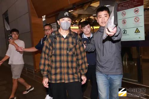 ▲坤達今天凌晨返台，員警守在桃園機場拘提他。（圖／記者葉政勳攝）