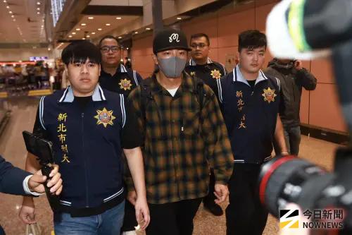 ▲警方帶走坤達時沒有上手銬，跟拘提陳柏霖、修杰楷不同。（圖／記者葉政勳攝）