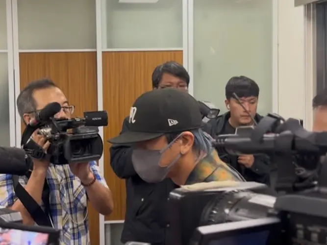 快訊／坤達涉逃兵急返台！遭拘提「上銬走下警車偵訊」最新畫面曝