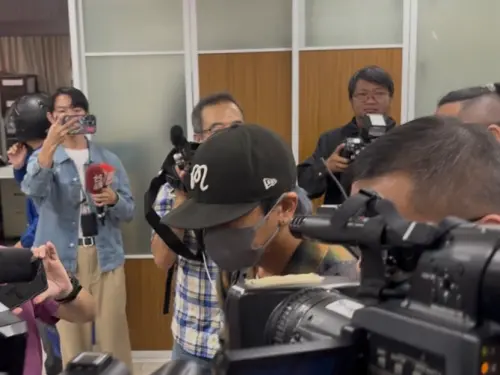 ▲坤達抵永和分局。（圖／記者鍾昀軒攝影）