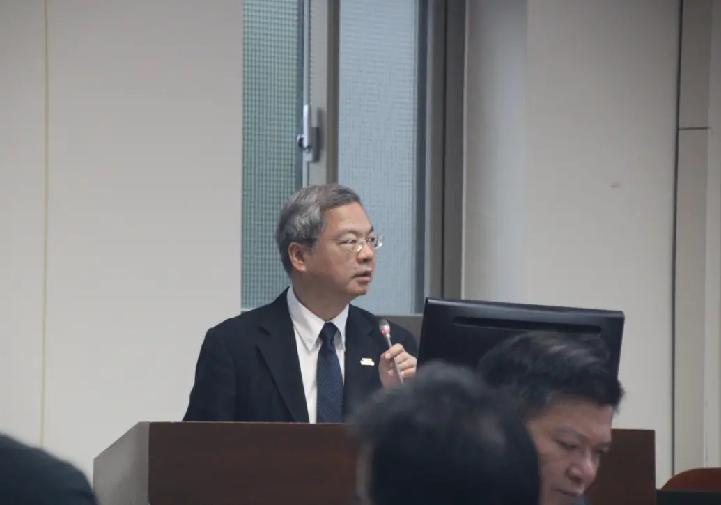 ▲龔明鑫上午受訪表示，自己領到1萬元後，將會帶著家人到國內旅遊，剛好經濟部也有在推動一些商圈推廣活動，可以搭配使用。（圖／記者鍾泓良攝影）