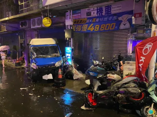 三峽小貨車「360度失控打滑」猛撞11車驚險畫面曝！店家也遭殃了
