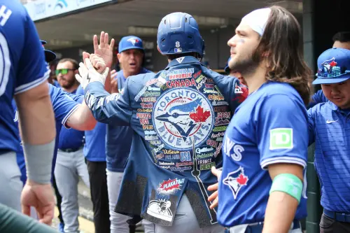 ▲多倫多藍鳥相隔32年再次闖進美國職業棒球大聯盟（Major League Baseball）世界大賽，全隊士氣如虹，除了靠強打火力與明星球員的關鍵表現，一件出現在全壘打慶祝儀式中的特殊外套也成為焦點話題。（圖／美聯社／達志影像）