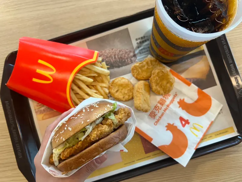 ▲10月光復節連假速食優惠加碼！麥當勞買一送一、APP優惠券「套餐62折」、LINE隨買店取早餐「豬肉滿福堡加蛋65折」。必勝客個人披薩買1送1五大優惠。（圖／麥當勞提供）