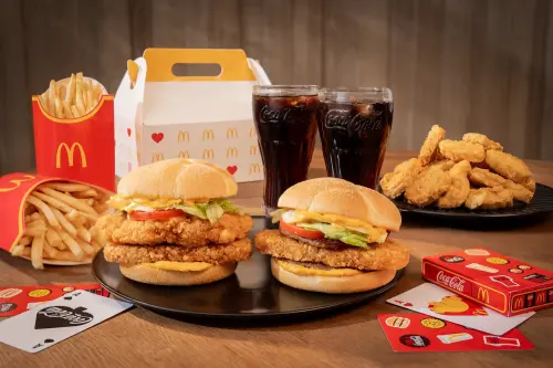 ▲麥當勞分享盒加點「指定飲品買一送一」，還有可口可樂聯名限量「麥麥同樂撲克牌」放送。（圖／麥當勞提供）