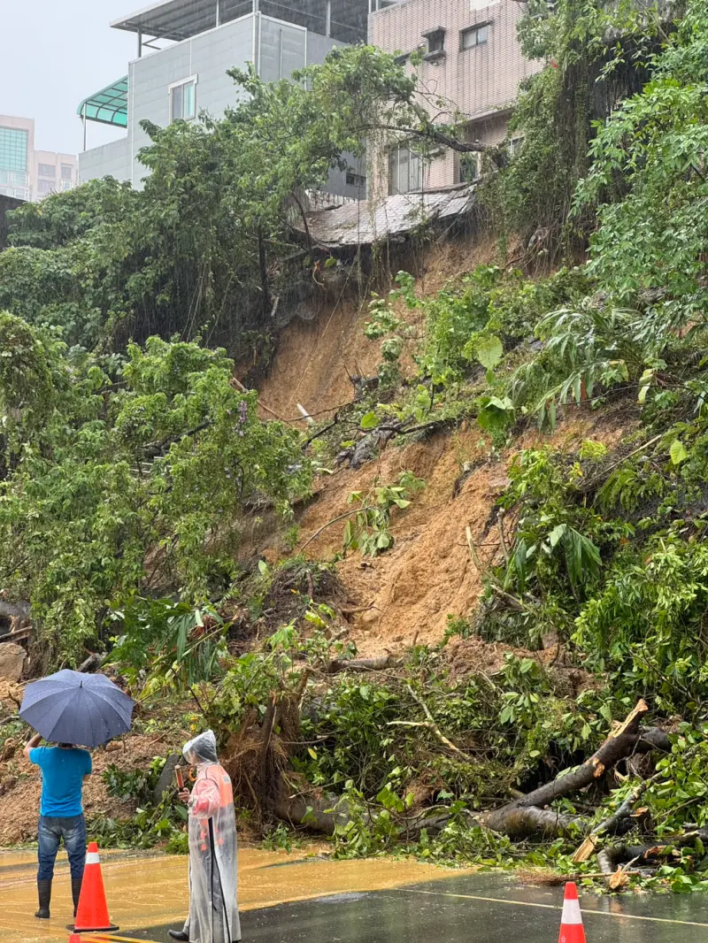 ▲受到連日大雨影響，新北汐止爆邊坡坍塌災情。（圖／何元楷提供）