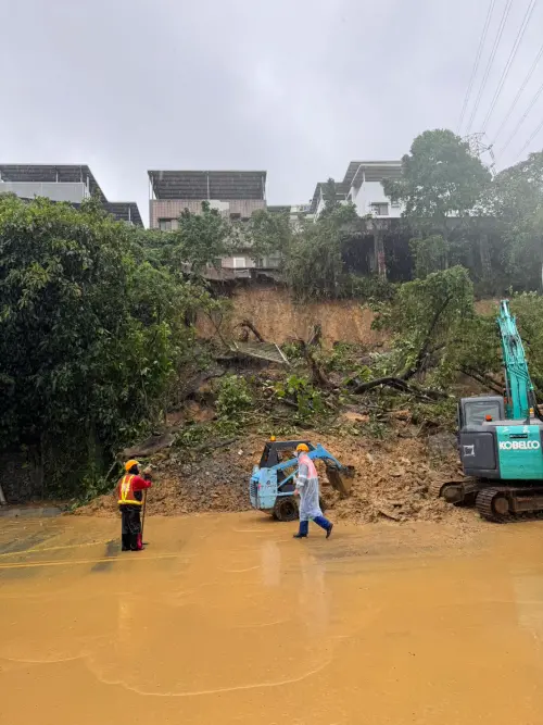 ▲新北汐止康寧街福德一路交叉口爆邊坡坍塌災情，已緊急撤離當地2戶居民。（圖／何元楷提供）