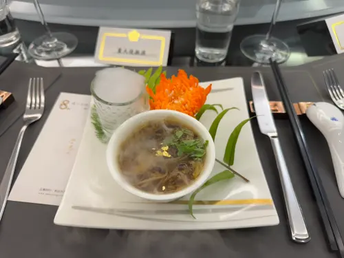 ▲陳董事長於十月親率五人團隊赴新加坡，在駐新加坡代表處官邸舉辦兩場別具意義的「蔬食美食饗宴」。（圖／翻攝自臉書）